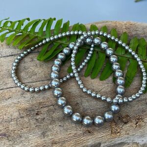 SET OF THREE GRAY FAUX PEARL STRETCH BRACELETS.